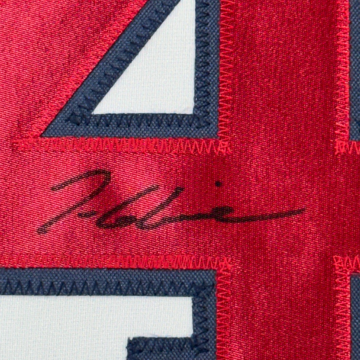 Camiseta de béisbol blanca de Atlanta, enmarcada, autografiada y firmada por Tom Glavine, 35 x 39, JSA COA