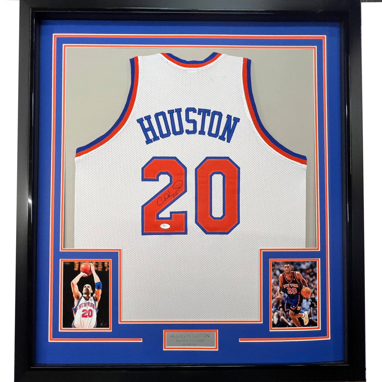 Camiseta de baloncesto blanca de Nueva York de 35 x 39, enmarcada, autografiada y firmada por Allan Houston. PSA/CÓDIGO DE AUTÉNTICO/ADN.