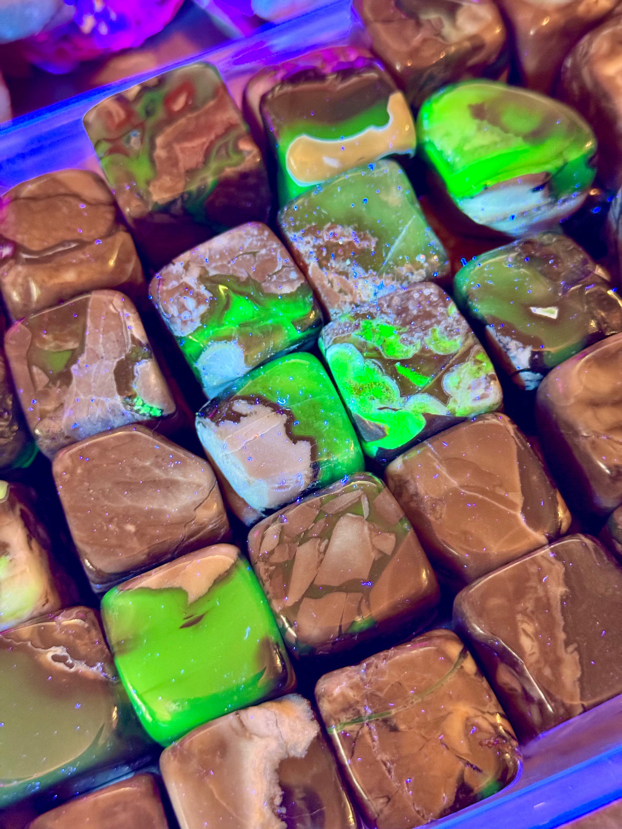 Cheap Volcano Agate Tumbled Cubes, UV Green Fluorescent Minerals