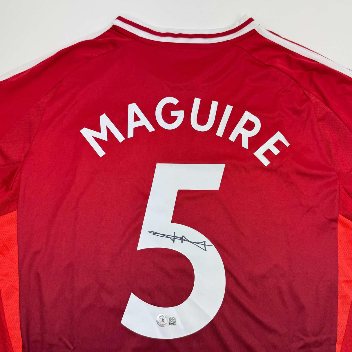 Camiseta de fútbol roja del Manchester United autografiada/firmada por Harry Maguire Beckett BAS COA