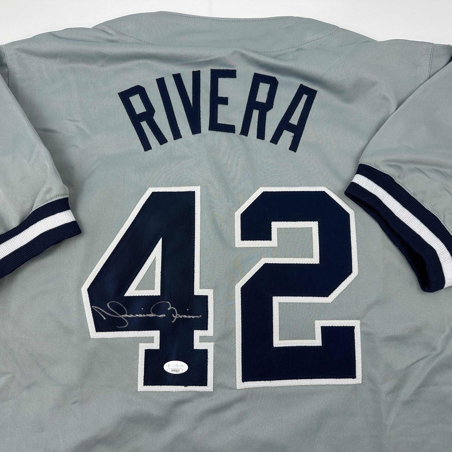 Camiseta de béisbol gris de Nueva York autografiada/firmada por Mariano Rivera JSA COA/LOA