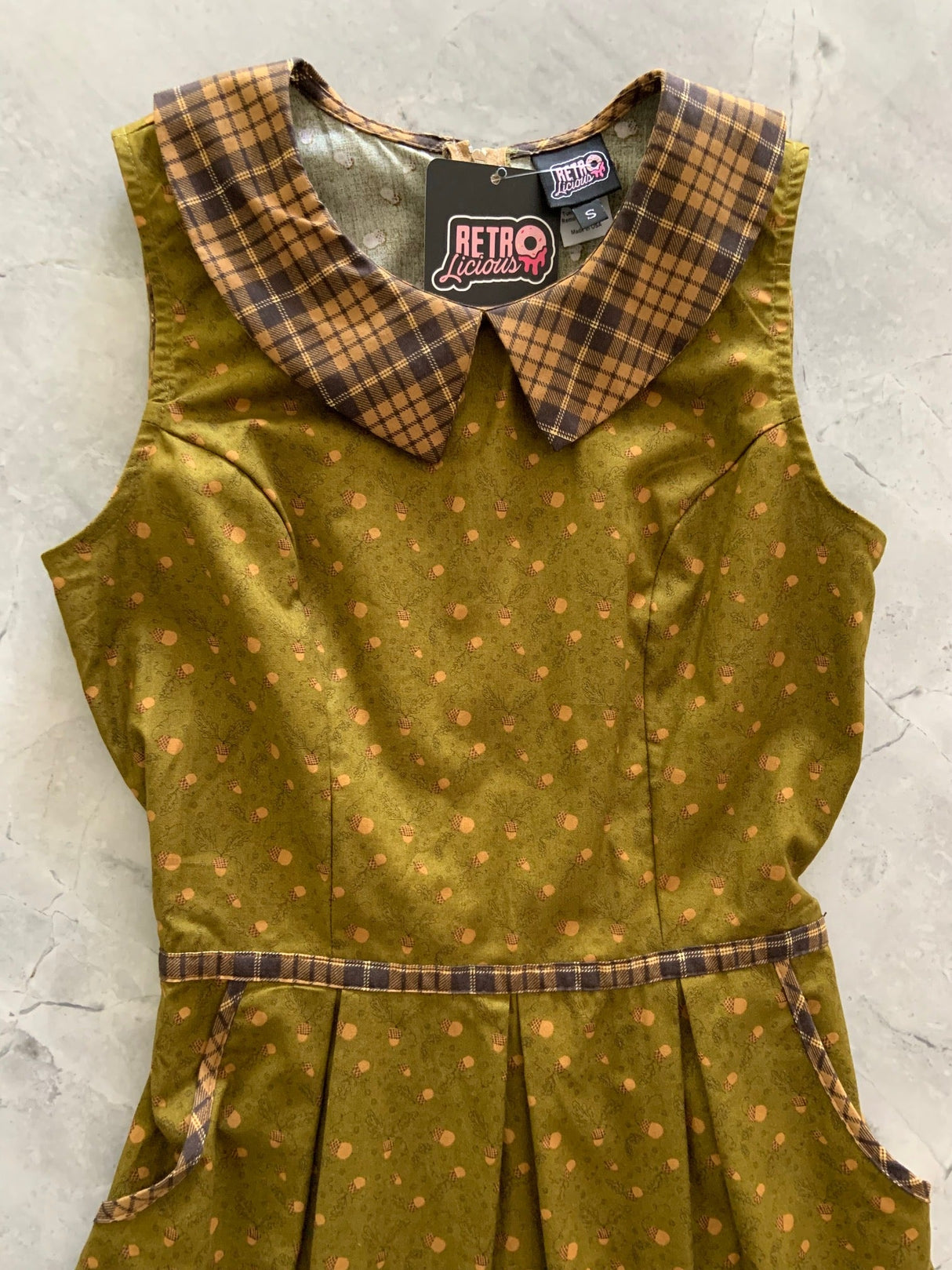 Vestido con cuello de bellota