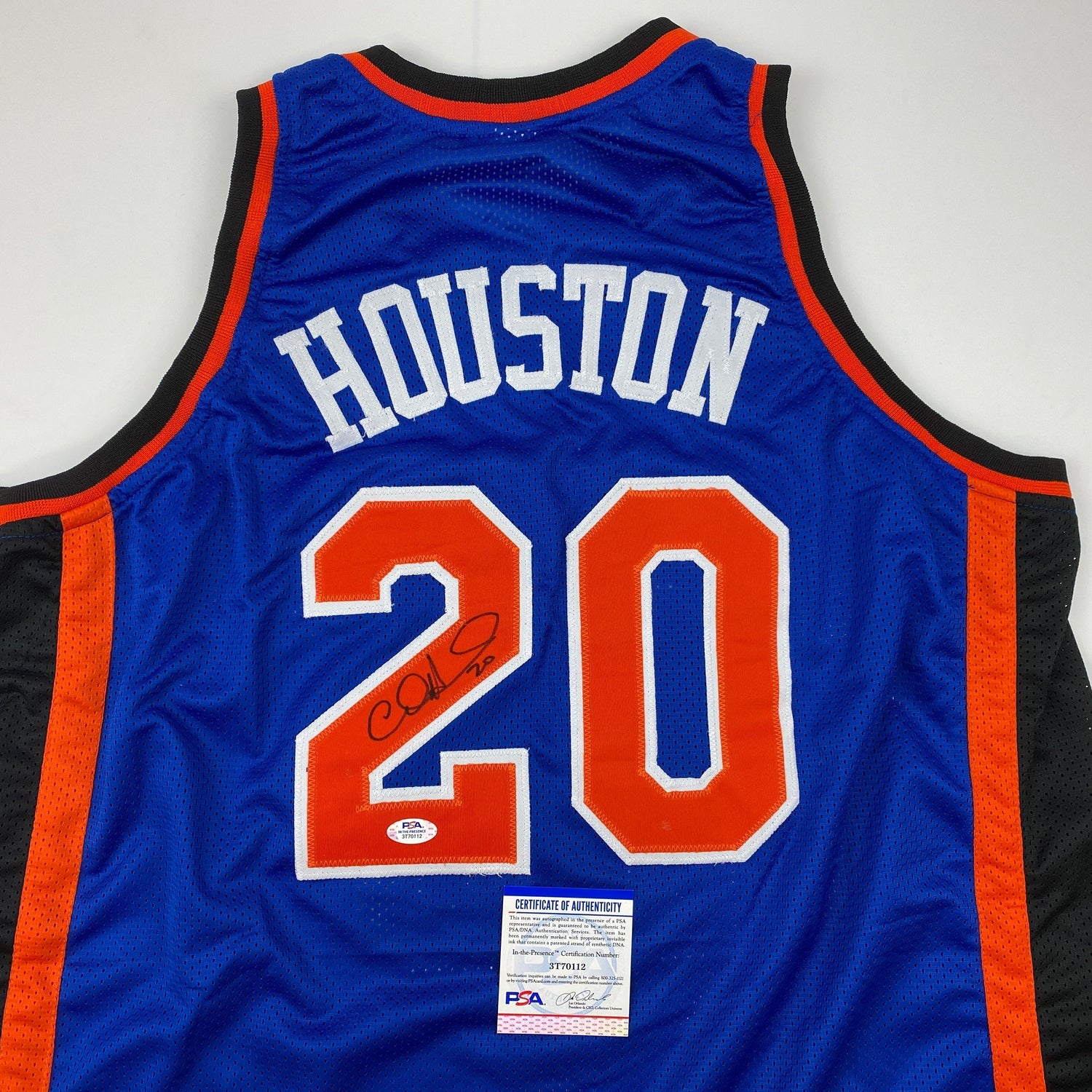 Camiseta de baloncesto azul de Nueva York autografiada/firmada de Allan Houston. PSA/Certificado de ADN.
