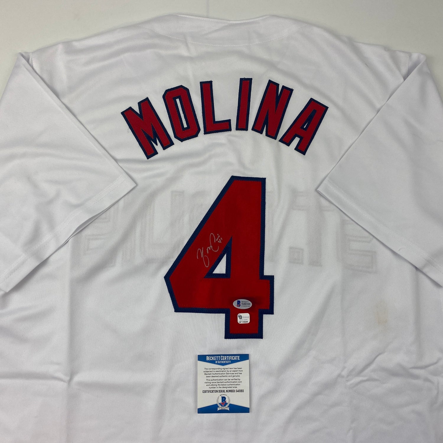 Camiseta de béisbol blanca de St. Louis de Yadier Molina autografiada y firmada por Beckett BAS COA