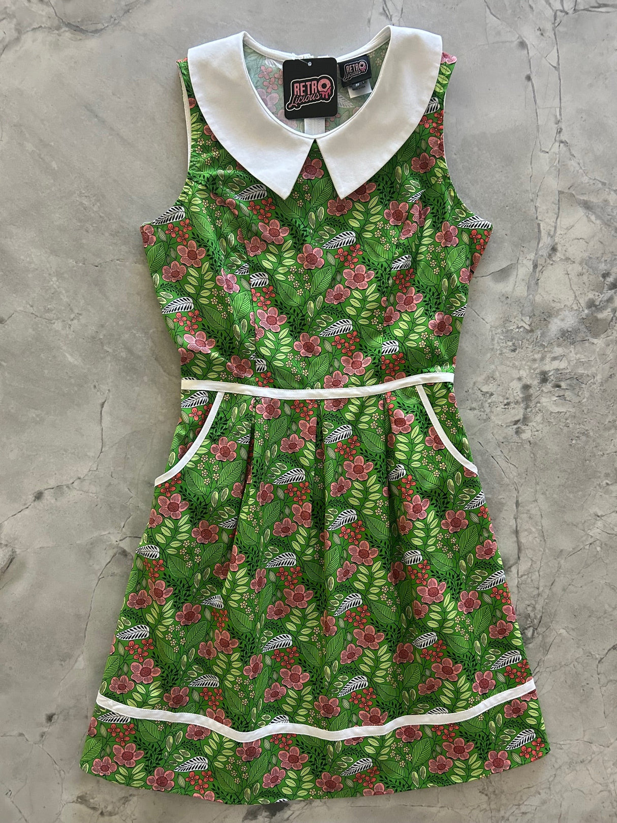 Vestido con cuello de flores