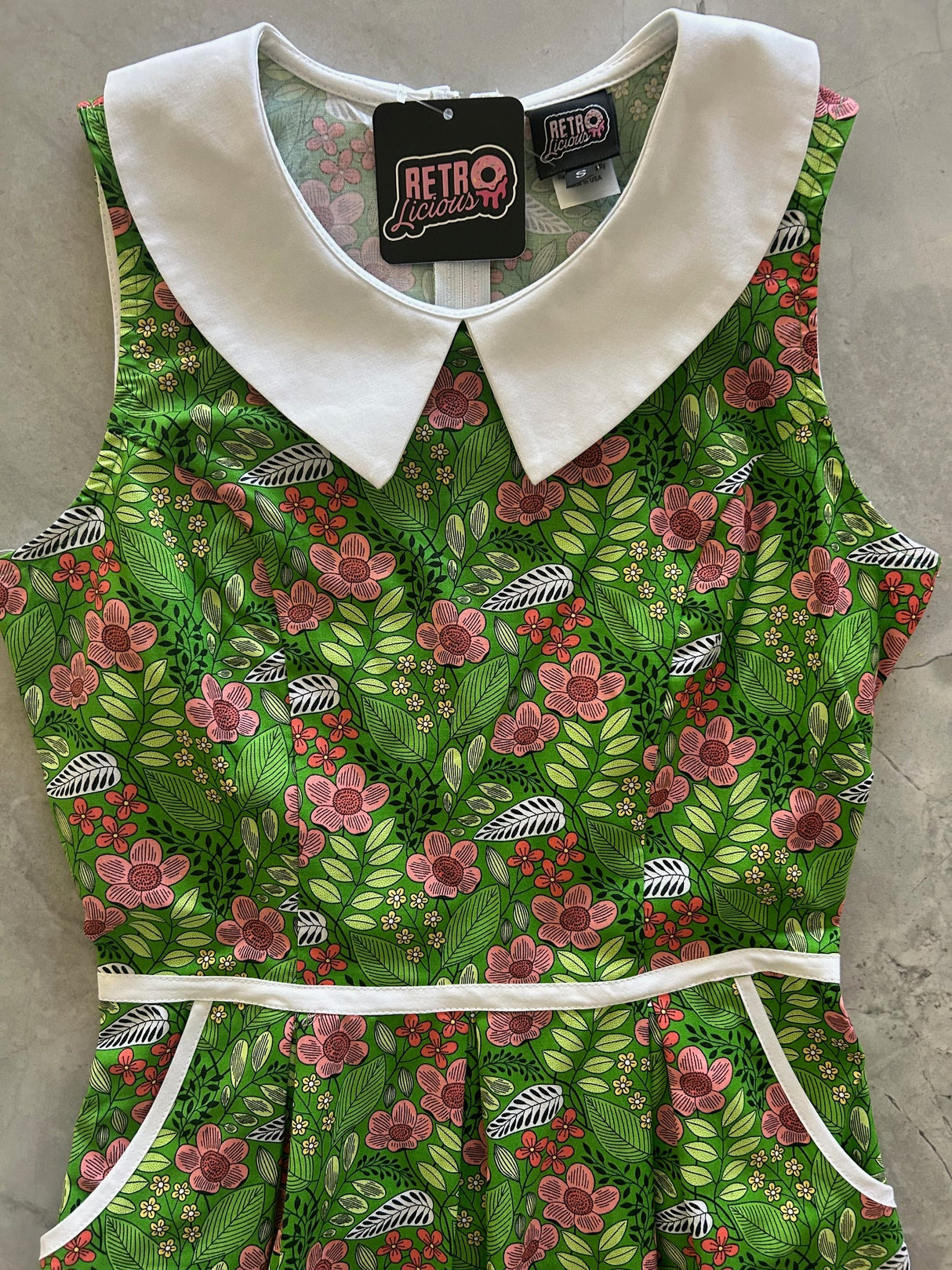 Vestido con cuello de flores