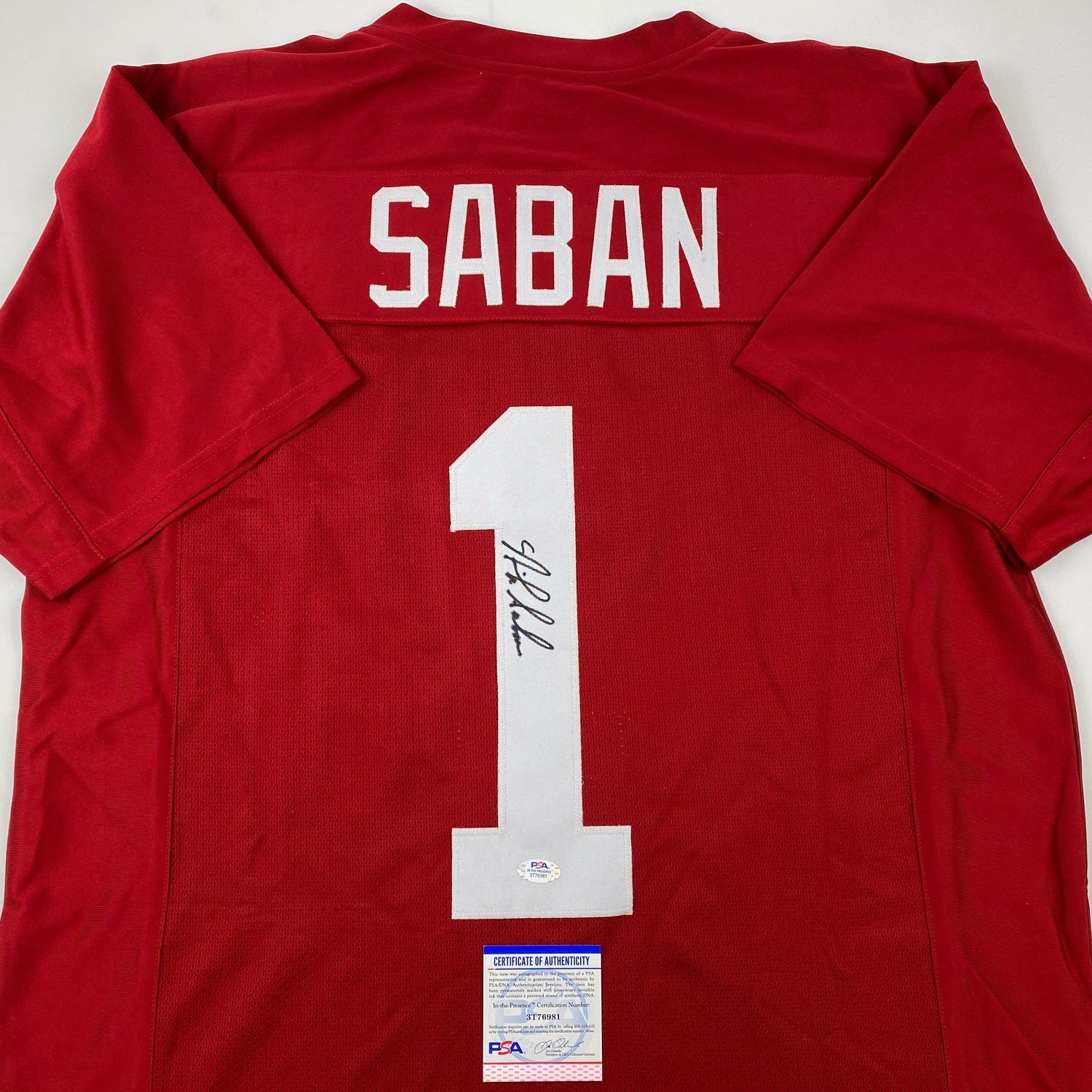 Camiseta de fútbol americano universitario Alabama Red autografiada/firmada por Nick Saban. PSA/CÓDIGO DE ADN