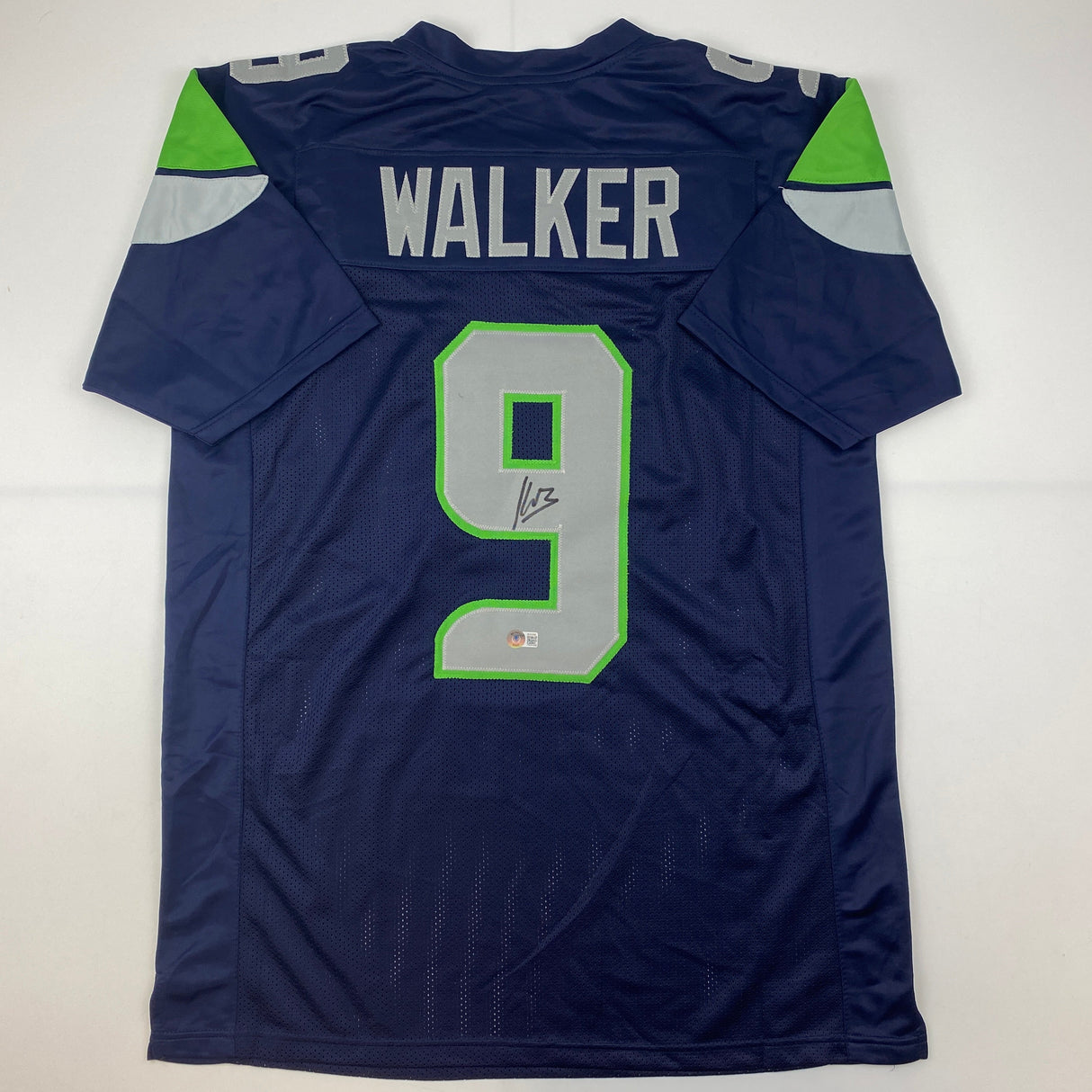 Camiseta de fútbol azul de Seattle autografiada/firmada de Kenneth Walker Beckett BAS COA