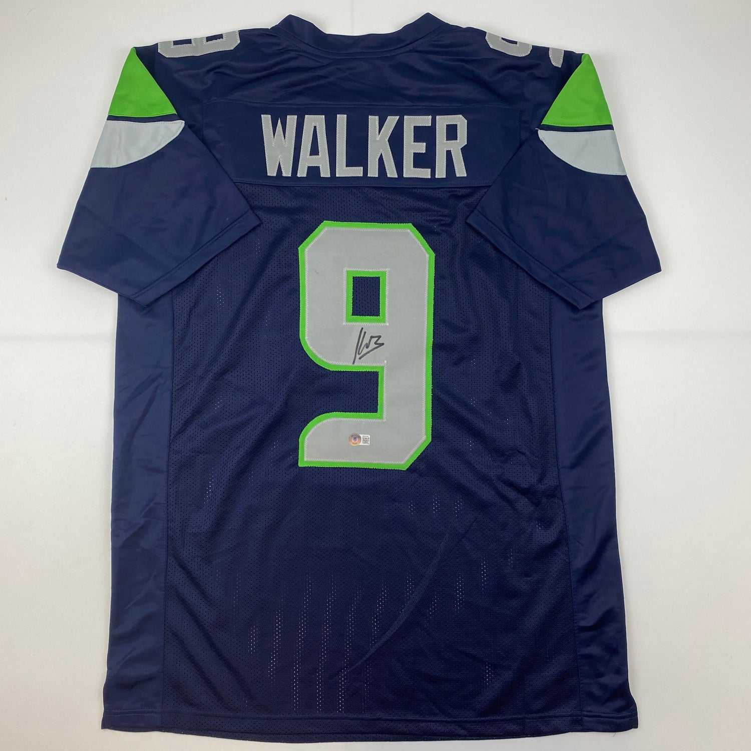 Camiseta de fútbol azul de Seattle autografiada/firmada de Kenneth Walker Beckett BAS COA