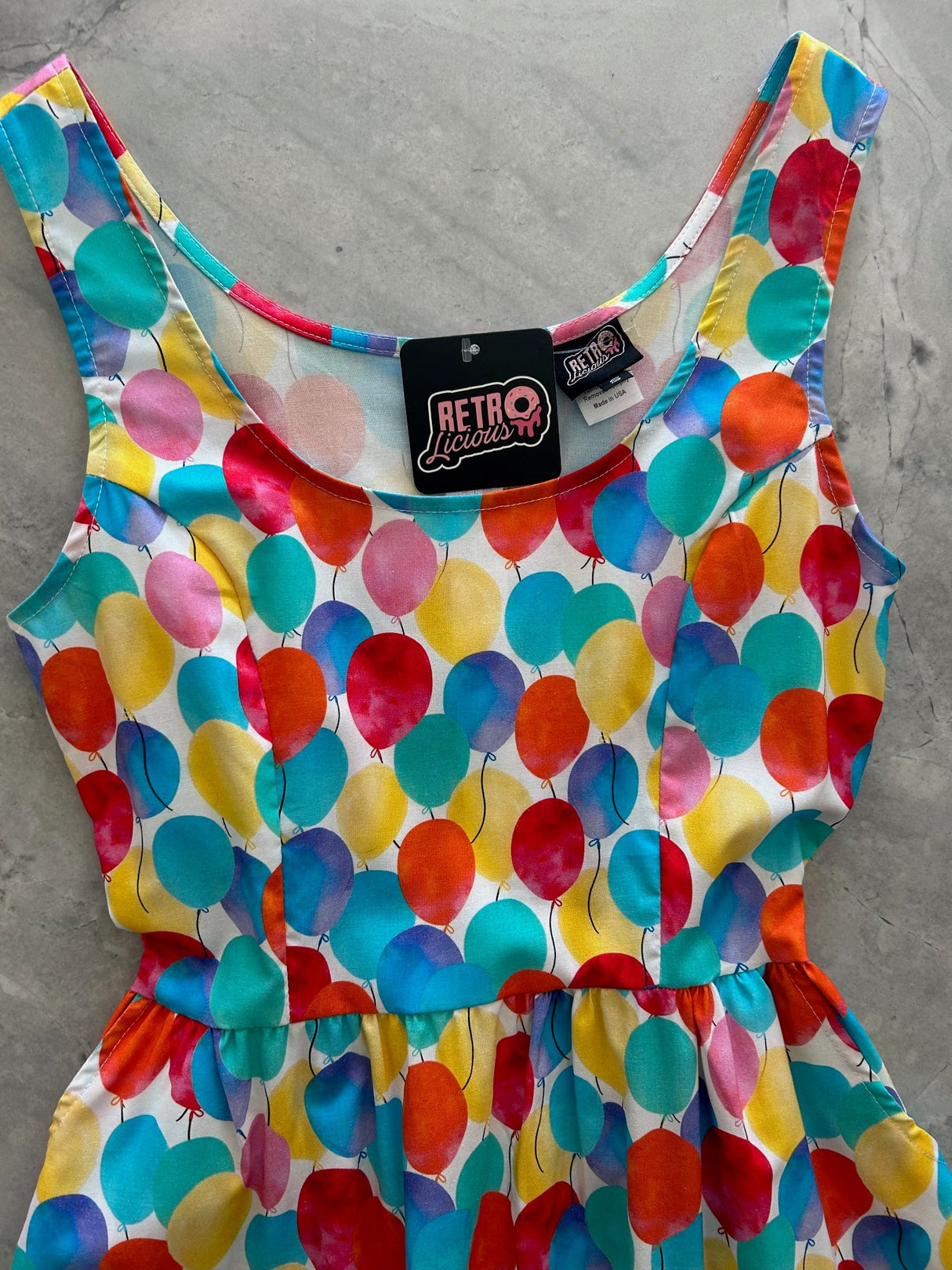 Vestido ajustado y acampanado con globos