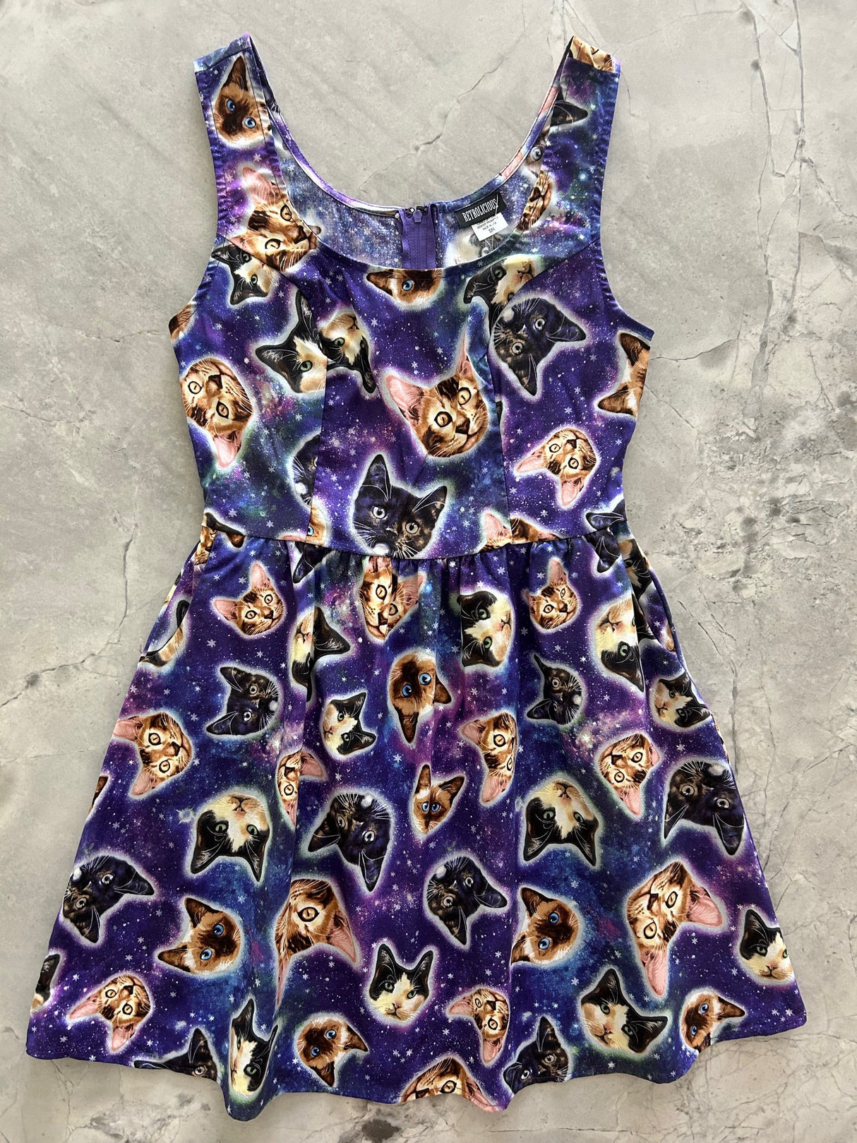 Vestido entallado y acampanado de largo corto Galaxy Cats (talla pequeña únicamente).