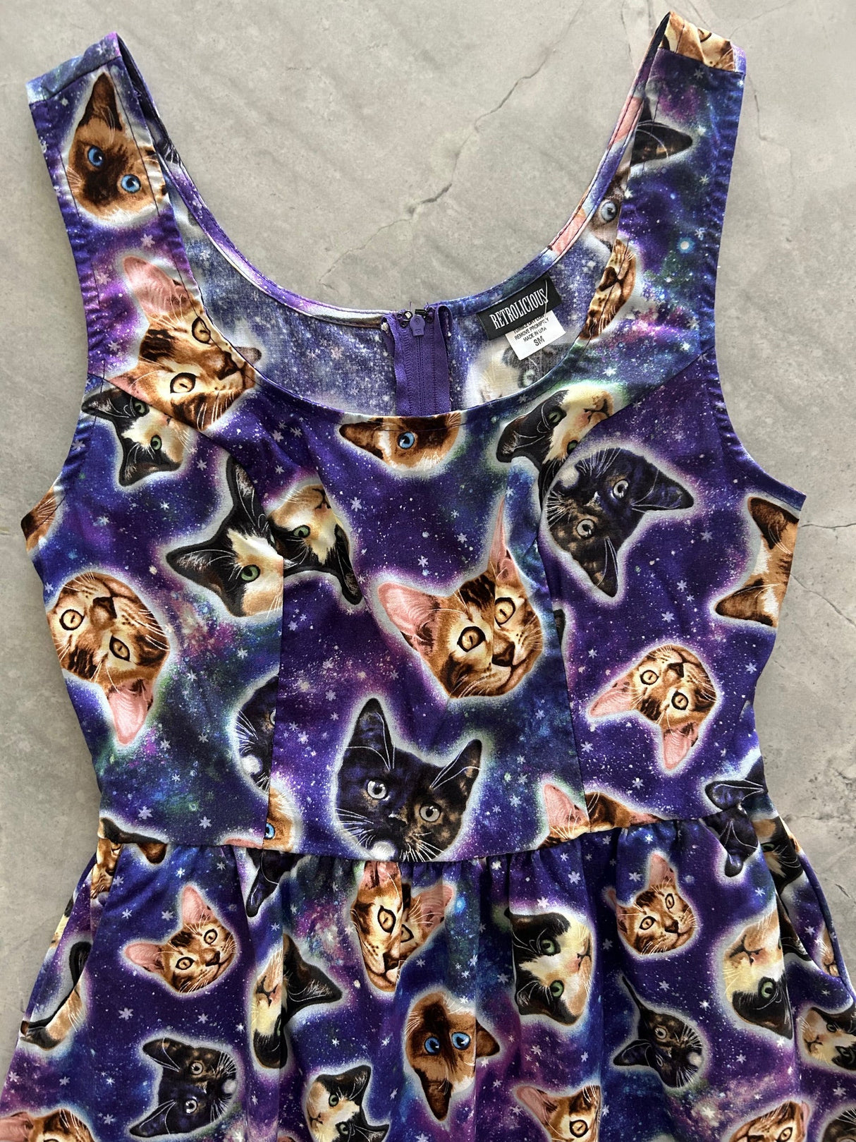 Vestido entallado y acampanado de largo corto Galaxy Cats (talla pequeña únicamente).