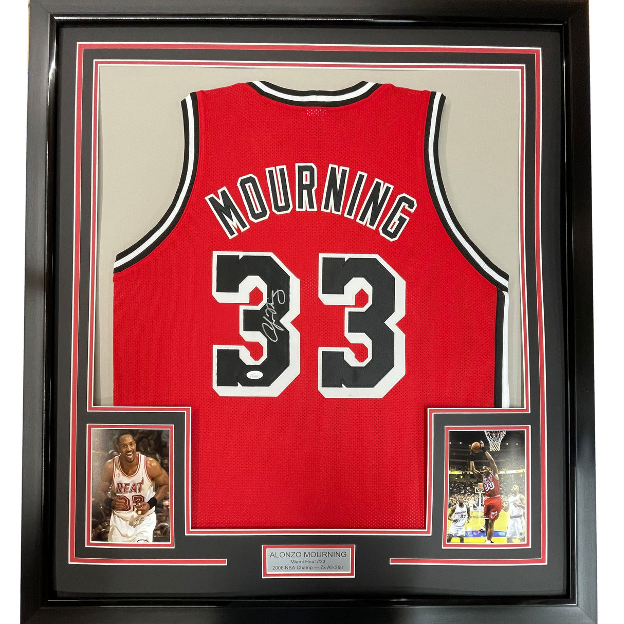 Camiseta de baloncesto enmarcada, autografiada y firmada de Alonzo Mourning, 35 x 39, color rojo Miami, JSA COA