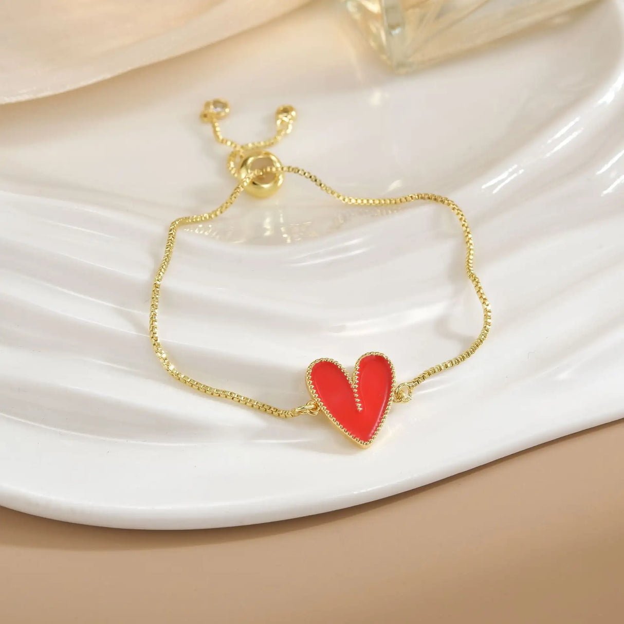 Pulsera sencilla de cobre puro chapada en oro con flores giratorias que conserva el color