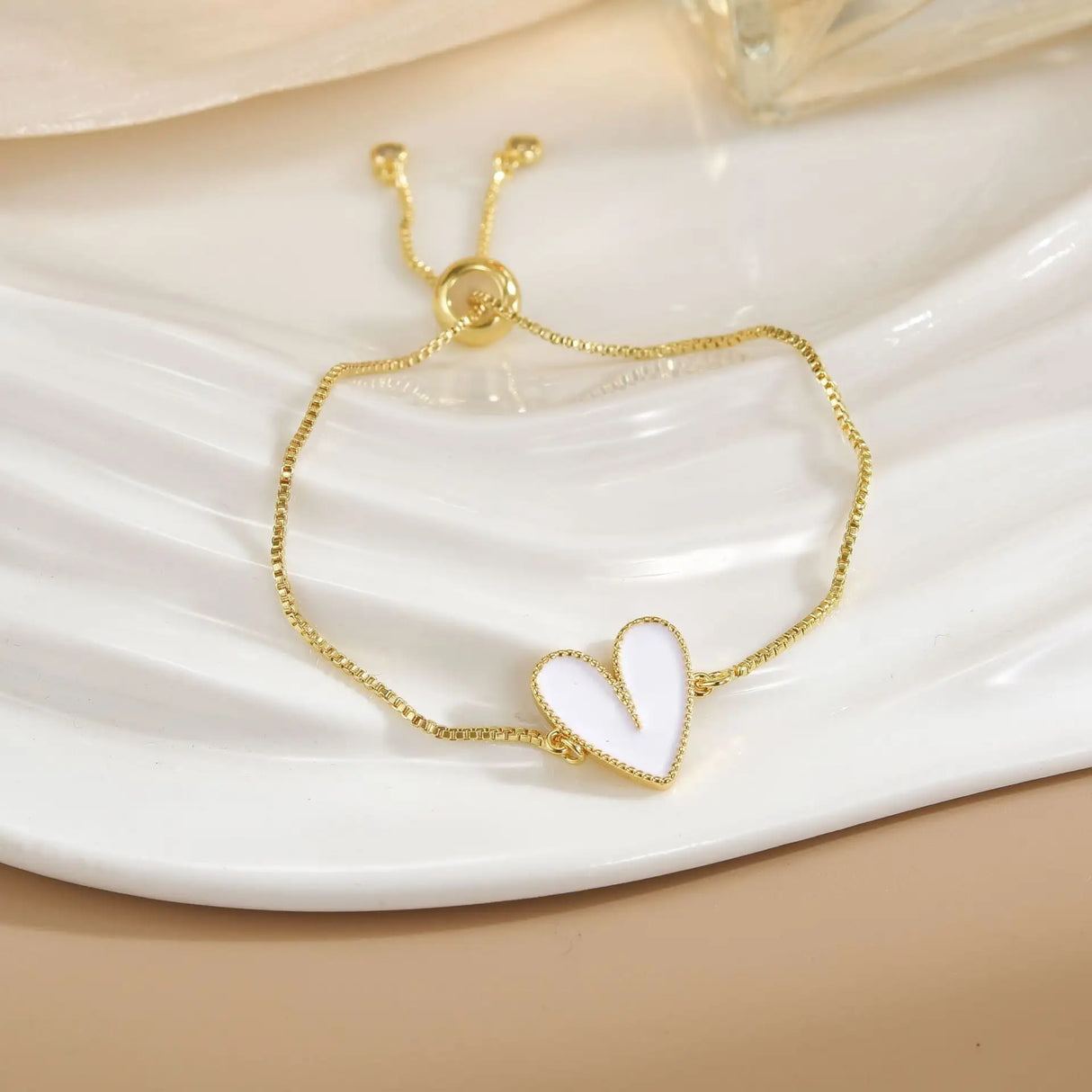 Pulsera sencilla de cobre puro chapada en oro con flores giratorias que conserva el color