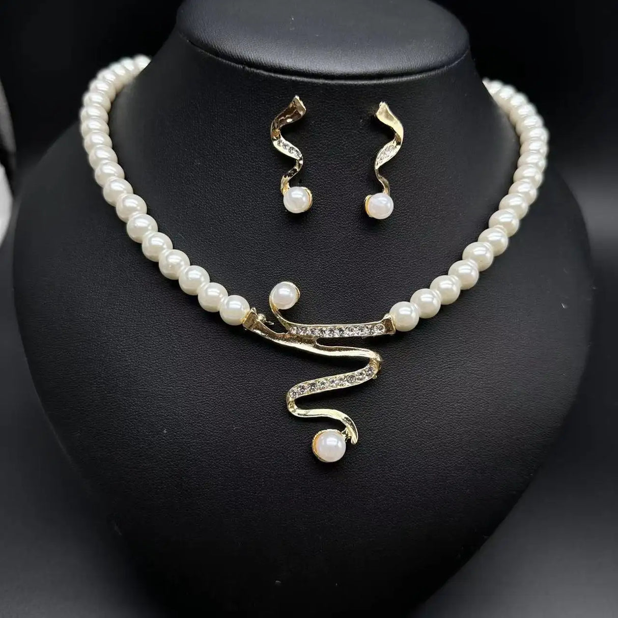 Fashion Personality Deep V Clavicle Pearl Pendant Suit - Lootquake