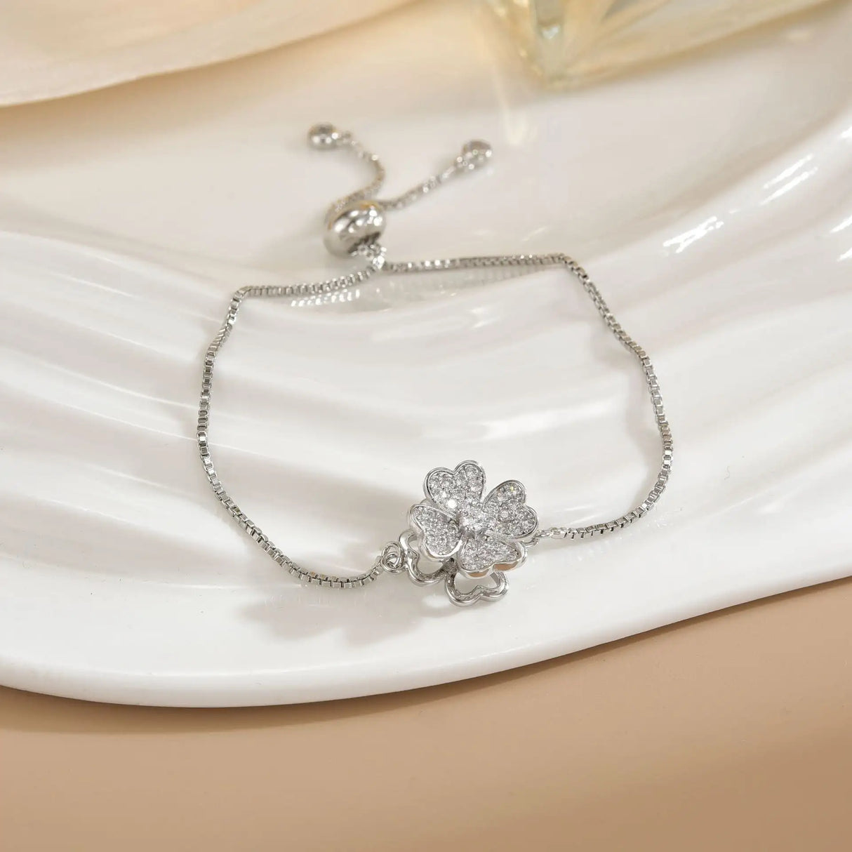 Pulsera sencilla de cobre puro chapada en oro con flores giratorias que conserva el color