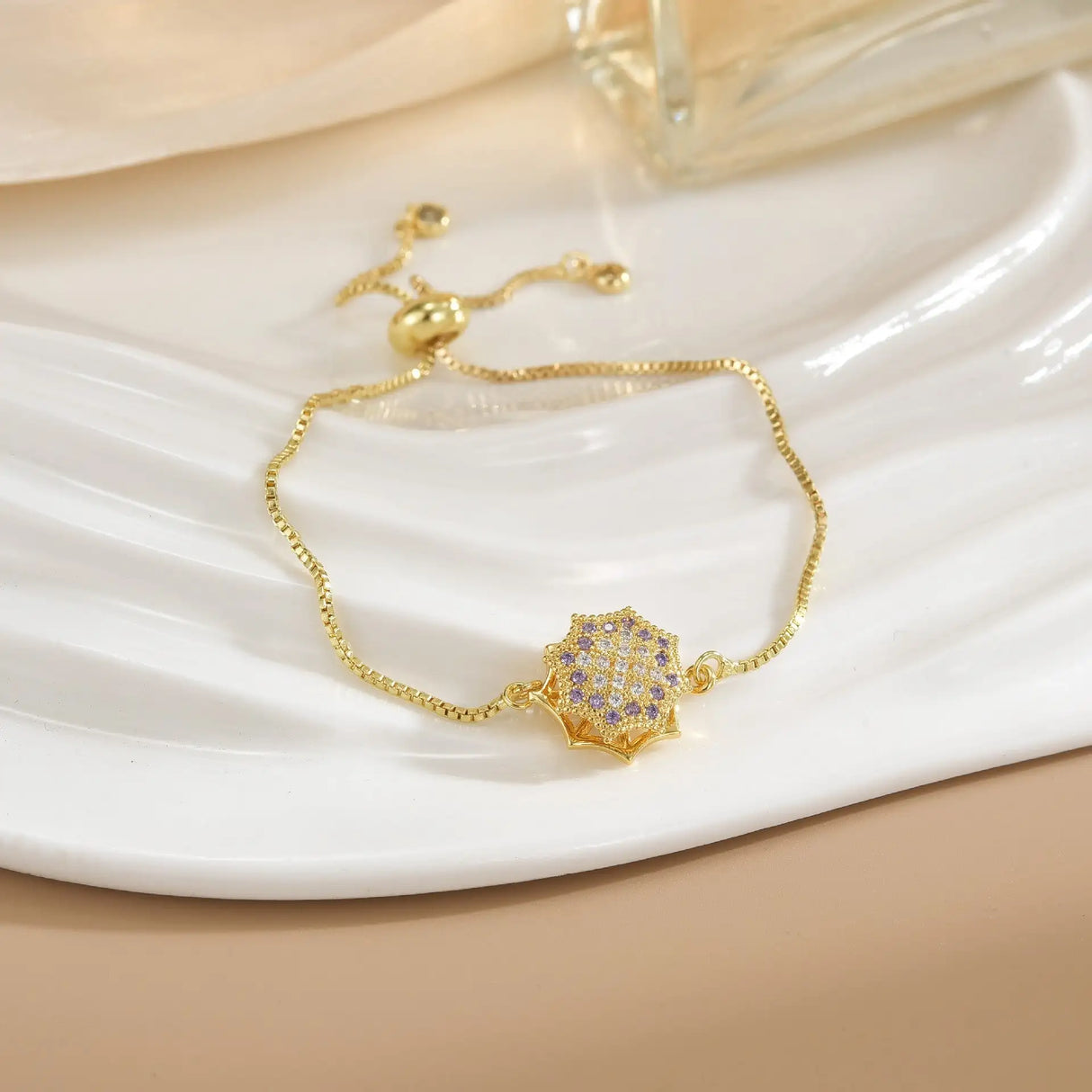 Pulsera sencilla de cobre puro chapada en oro con flores giratorias que conserva el color