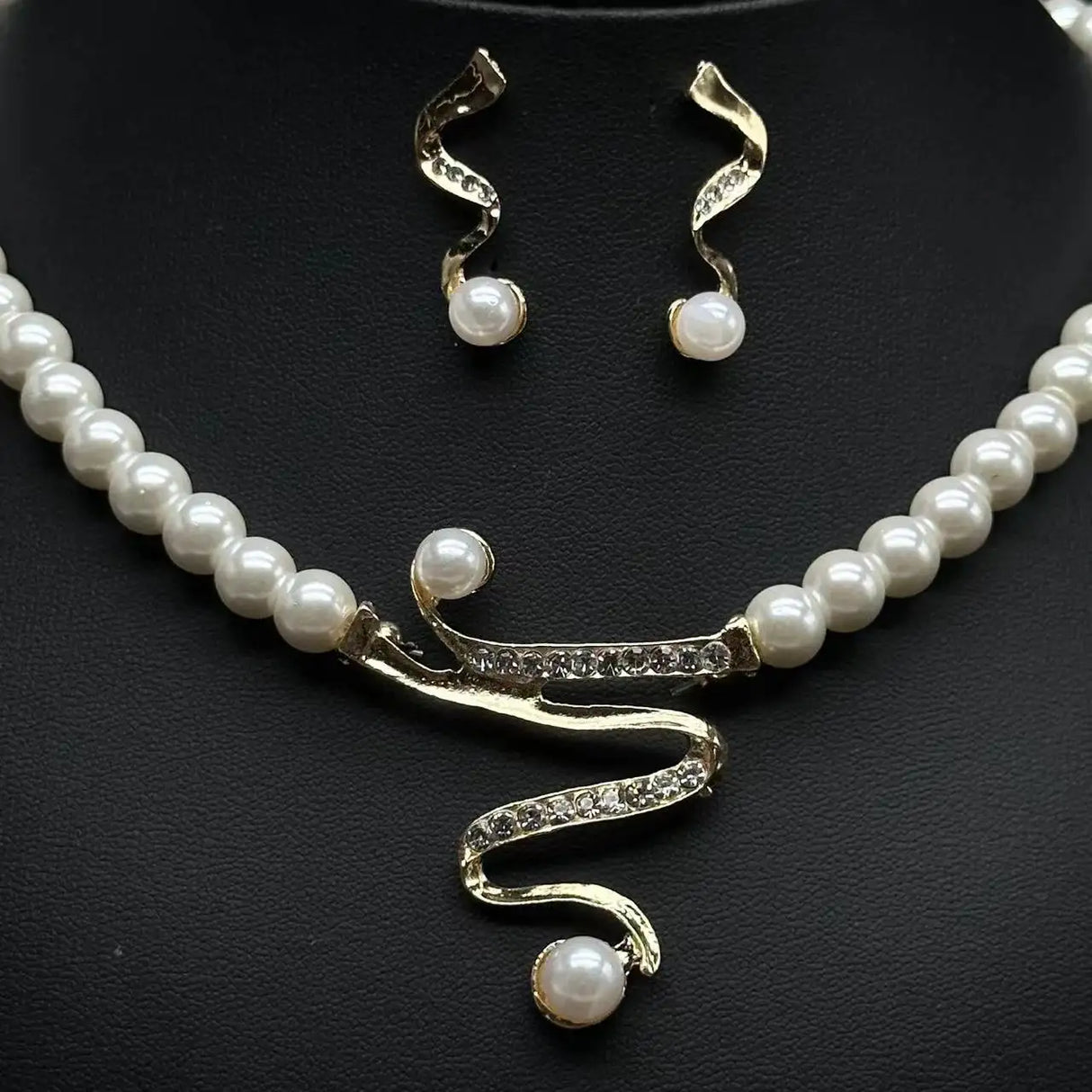 Fashion Personality Deep V Clavicle Pearl Pendant Suit - Lootquake