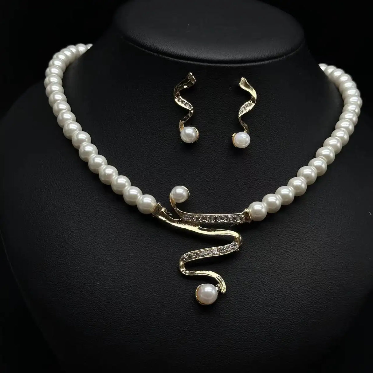 Fashion Personality Deep V Clavicle Pearl Pendant Suit - Lootquake