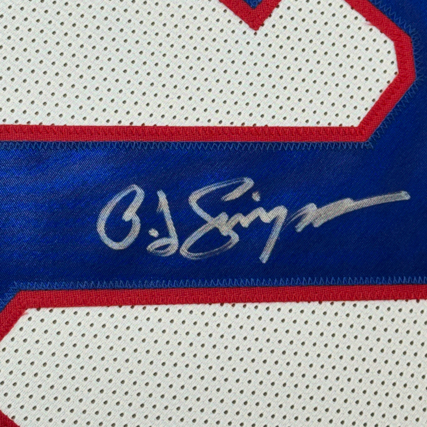 Camiseta de fútbol americano enmarcada, autografiada y firmada por OJ Simpson, 35 x 39, color blanco búfalo, JSA COA