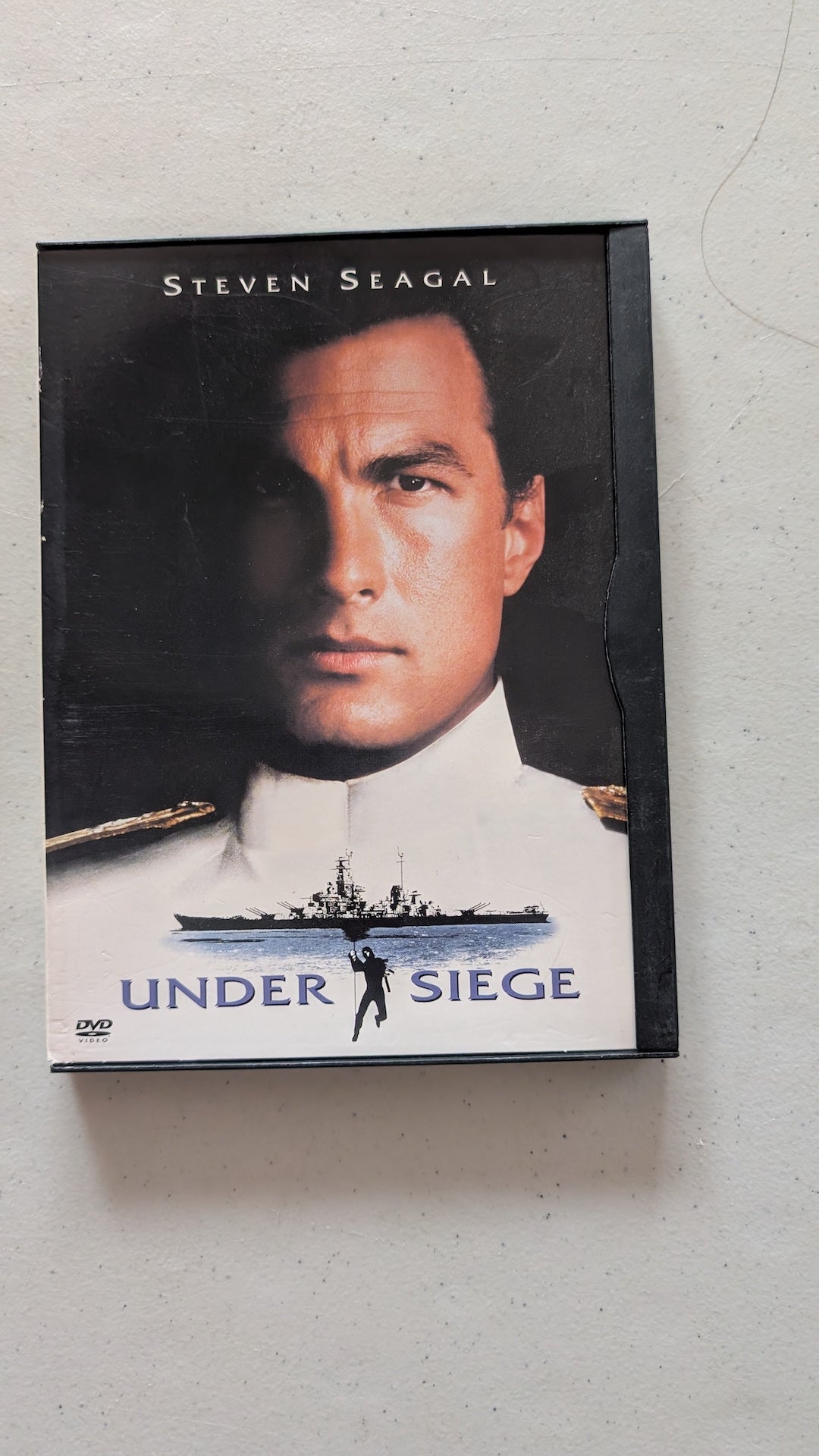 Bajo asedio (DVD, 1992, R) Steven Seagal