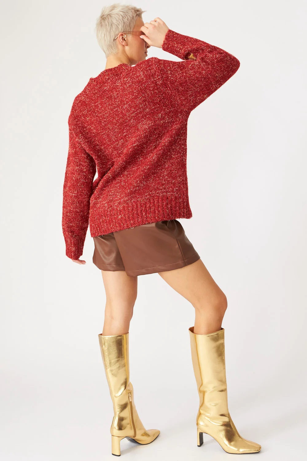 Suéter navideño rojo brillante con bordado de ciervo