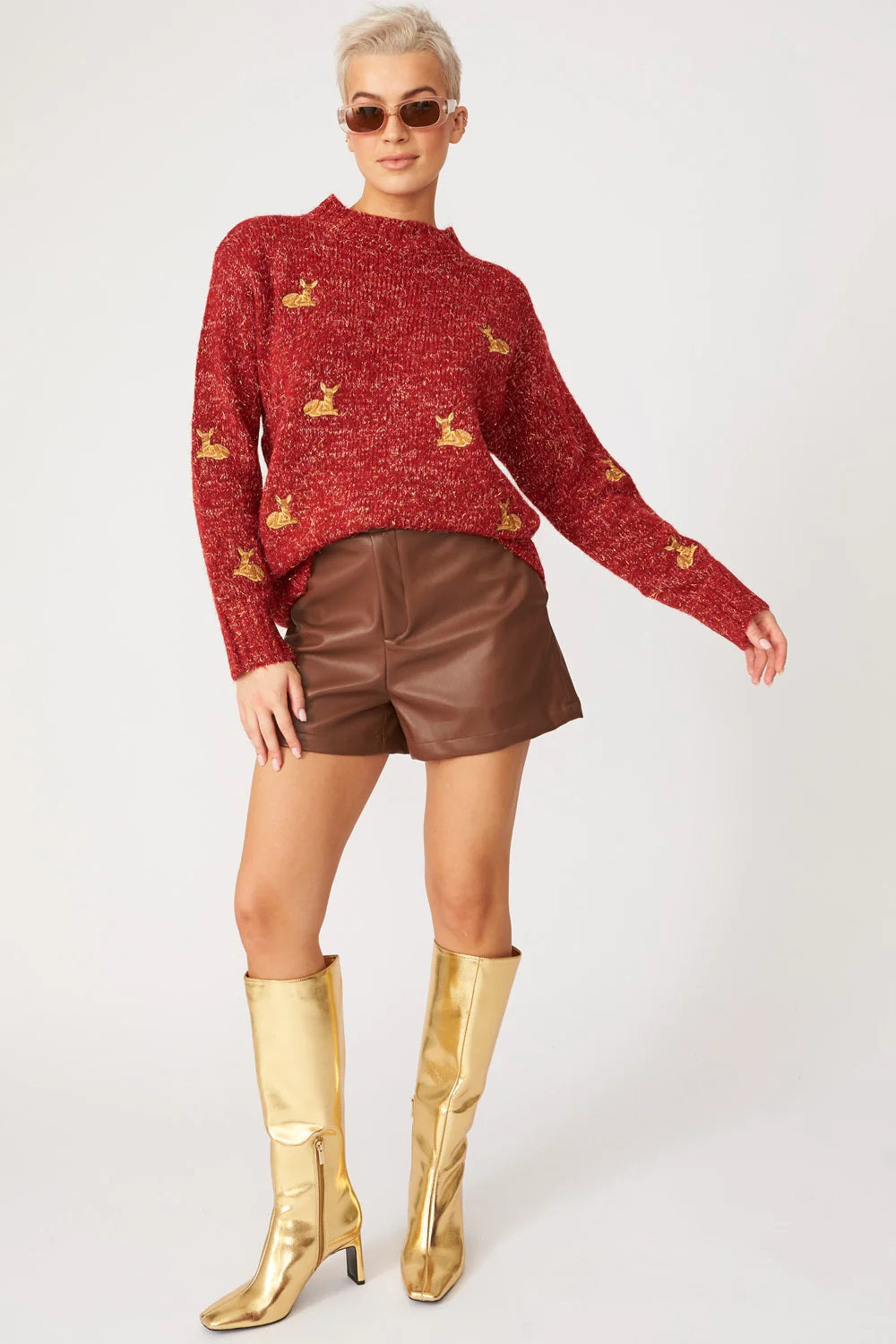 Suéter navideño rojo brillante con bordado de ciervo