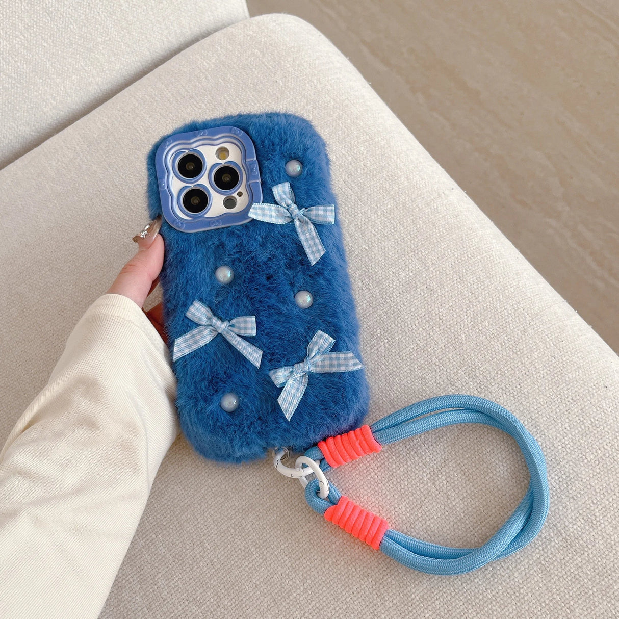 Funda para teléfono de felpa con lazo de perla de color liso simple