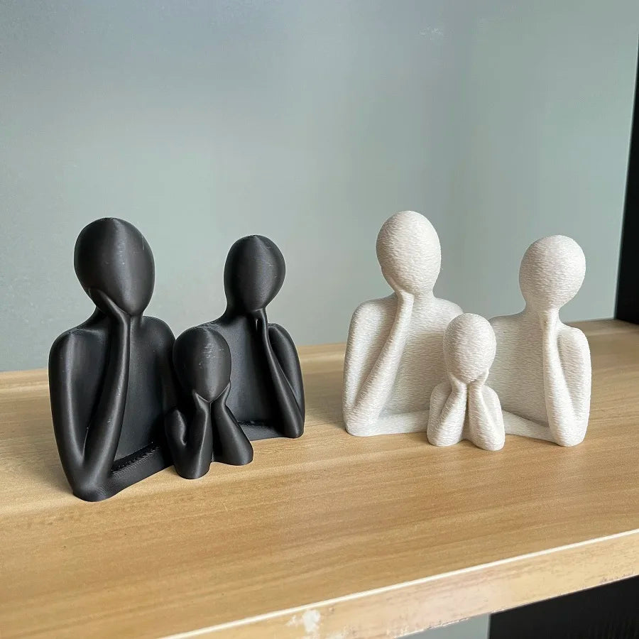 Una estatua de boda decorada familiarmente para tres personas, perfecta como regalo de aniversario para esposos, recién casados o como obra de arte.