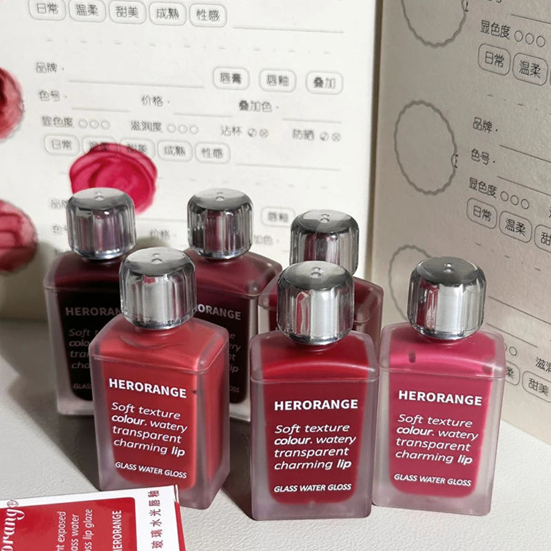 Laca de labios HERORANGE Light Glass-Like: brillo de espejo, fórmula hidratante, resistente a las manchas, de larga duración y que ilumina la piel.