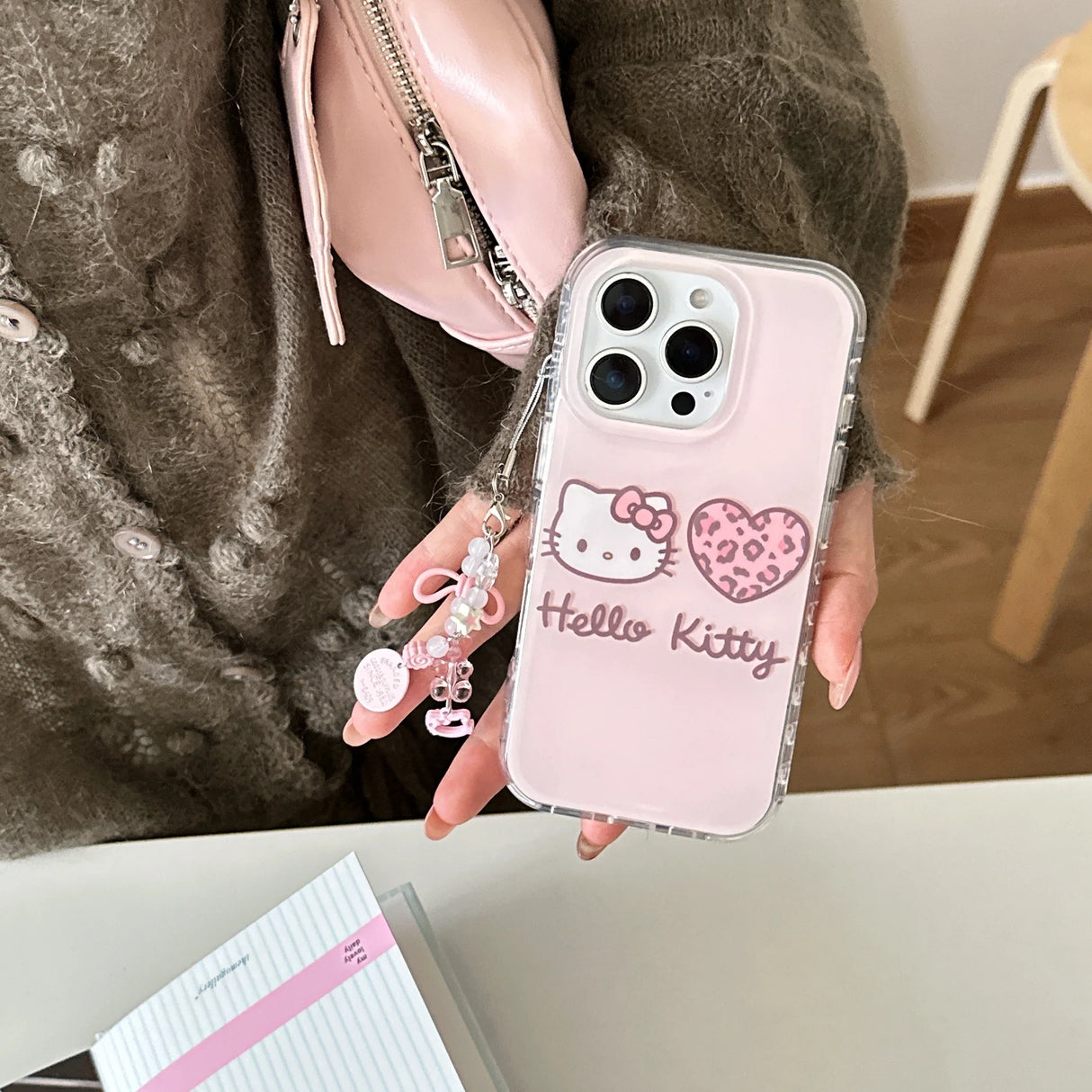 Bonita funda para iPhone con estampado de leopardo rosa de Hello Kitty de IMD.