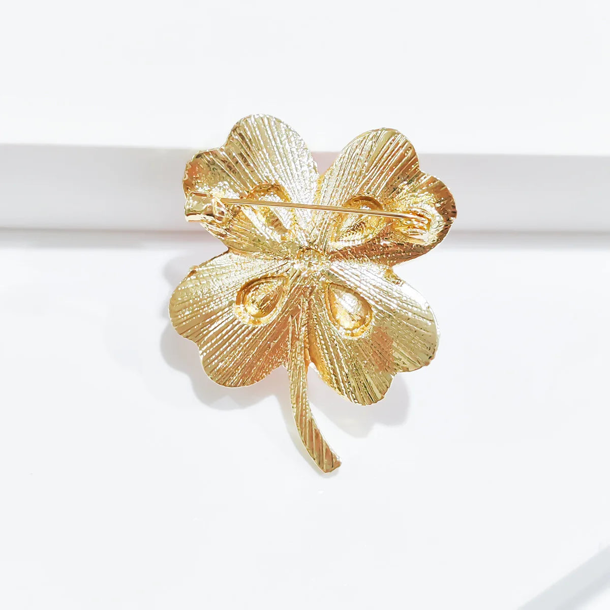 Cross border popular imitation emerald rhinestone four leaf clover brooch chest flower retro brooch - Lootquake