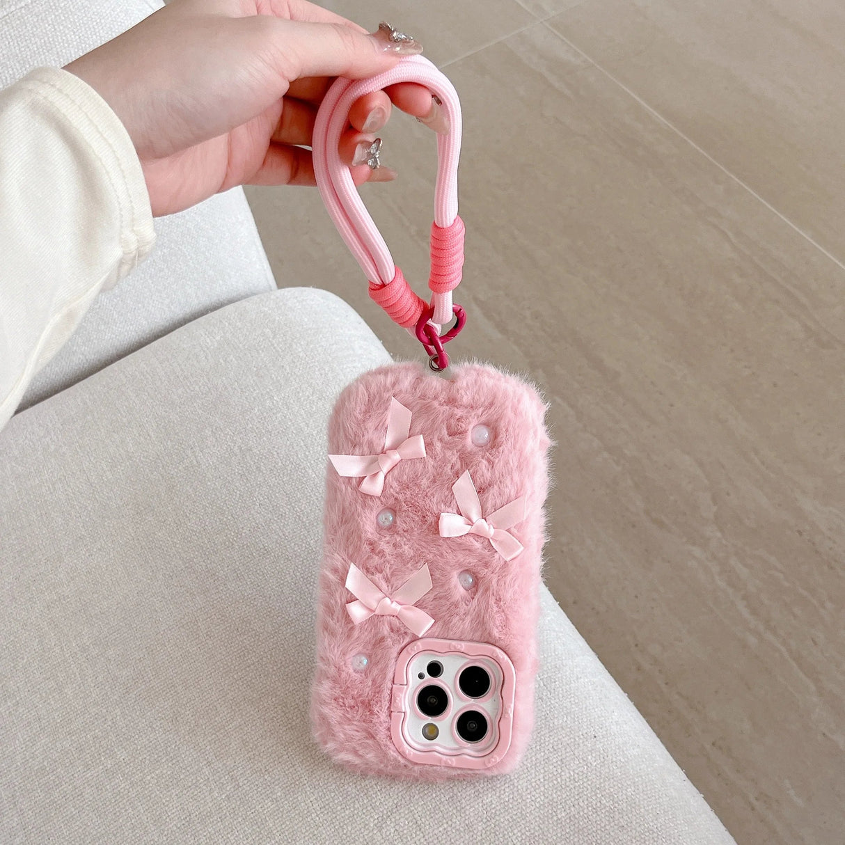 Funda para teléfono de felpa con lazo de perla de color liso simple