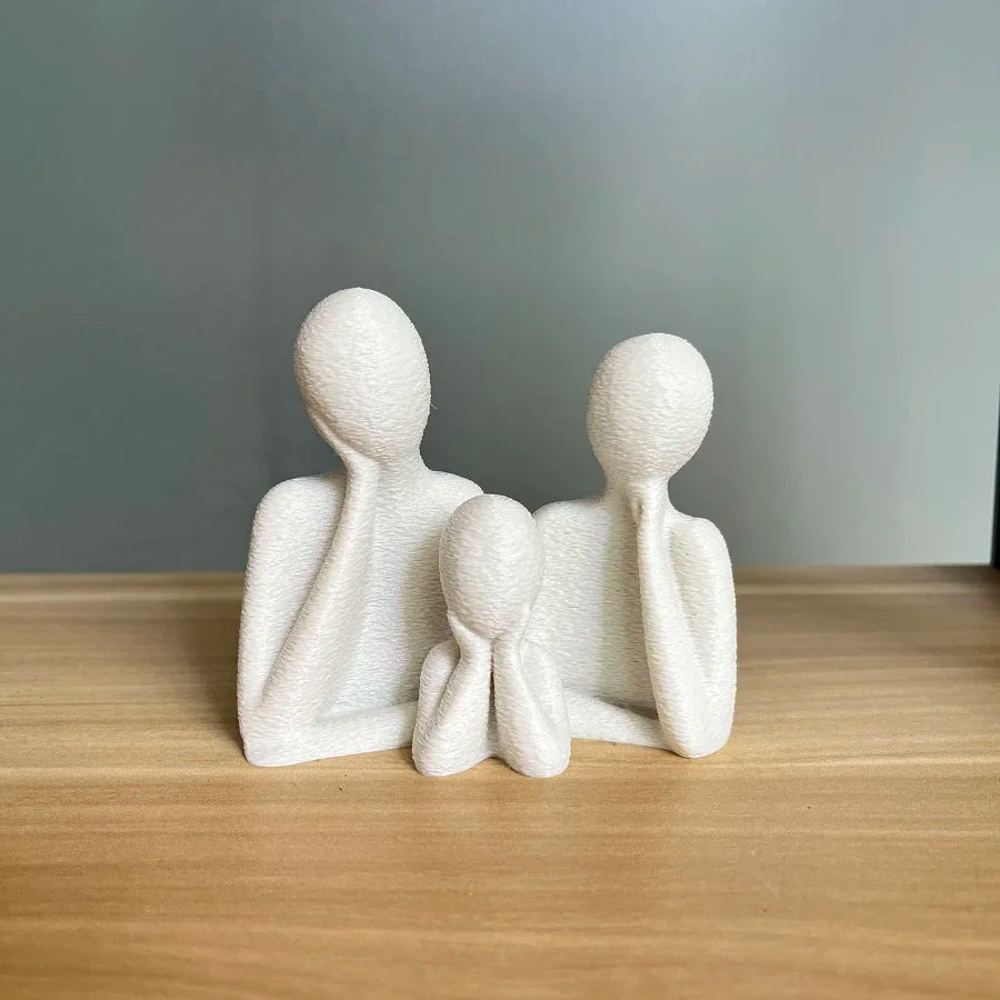 Una estatua de boda decorada familiarmente para tres personas, perfecta como regalo de aniversario para esposos, recién casados o como obra de arte.