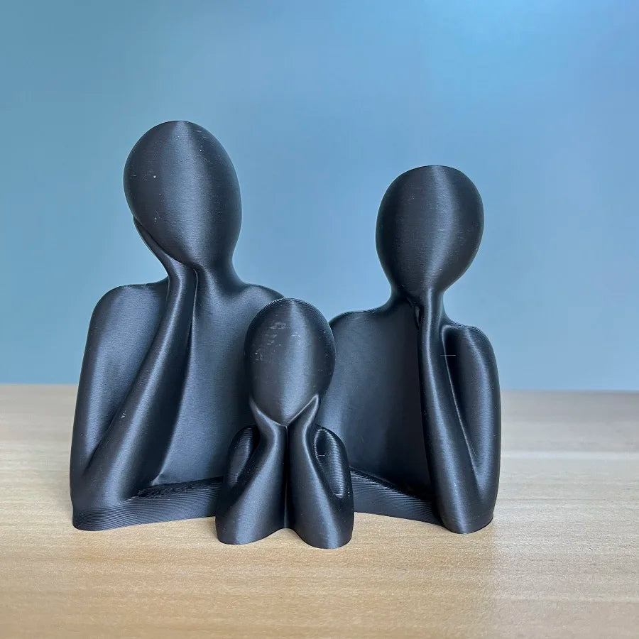 Una estatua de boda decorada familiarmente para tres personas, perfecta como regalo de aniversario para esposos, recién casados o como obra de arte.