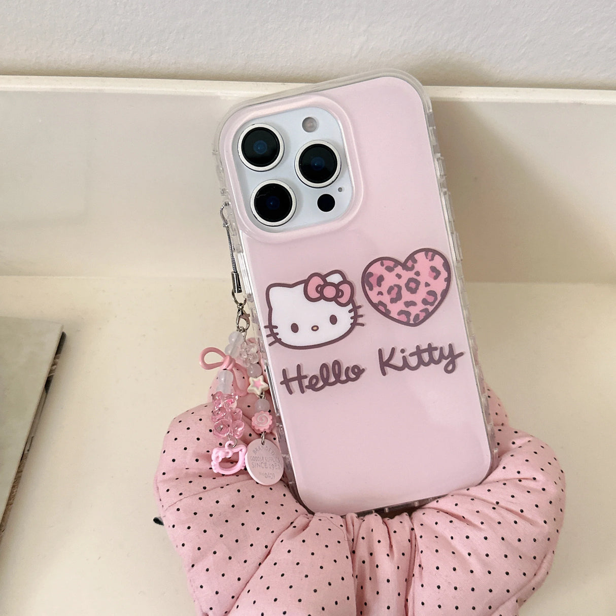 Bonita funda para iPhone con estampado de leopardo rosa de Hello Kitty de IMD.