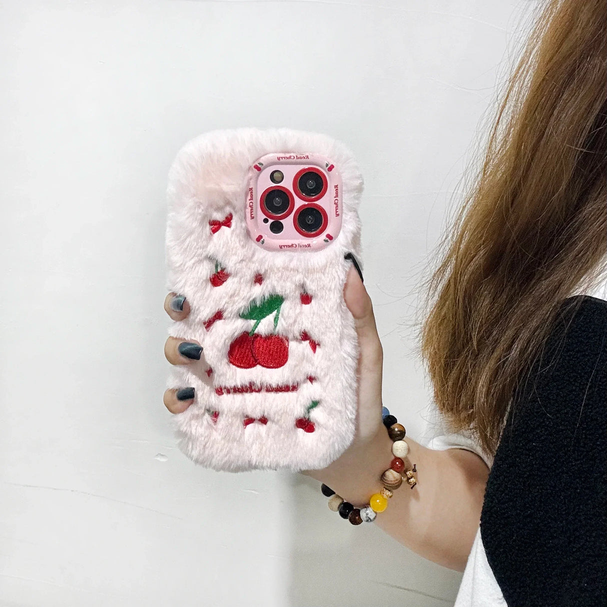 Nueva funda para teléfono de peluche de cereza para otoño e invierno, bonita y cálida.