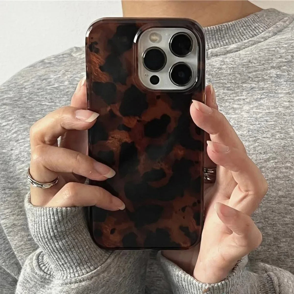 Funda retro con textura ámbar y láser para iPhone