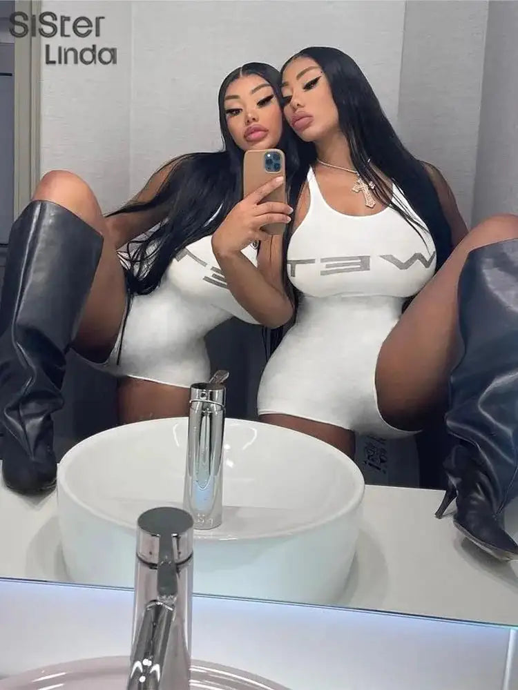 Mono corto informal auténtico para mujer, popular en verano de 2024, con tirantes, escote bajo y espalda descubierta, sin mangas, ideal para combinar con pantalones cortos.