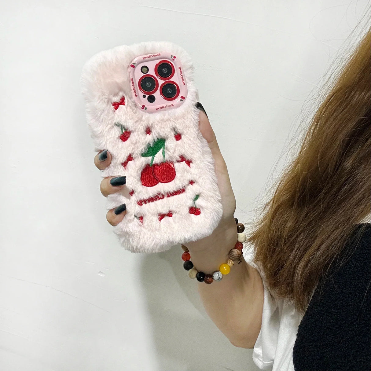 Nueva funda para teléfono de peluche de cereza para otoño e invierno, bonita y cálida.