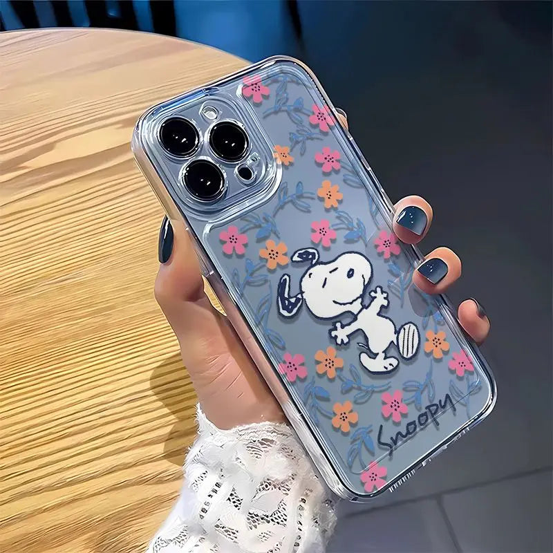 Funda para teléfono con diseño creativo de Snoopy y flores negras