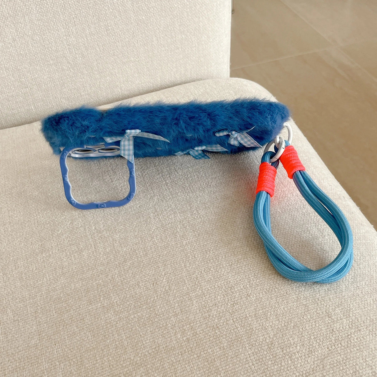 Funda para teléfono de felpa con lazo de perla de color liso simple