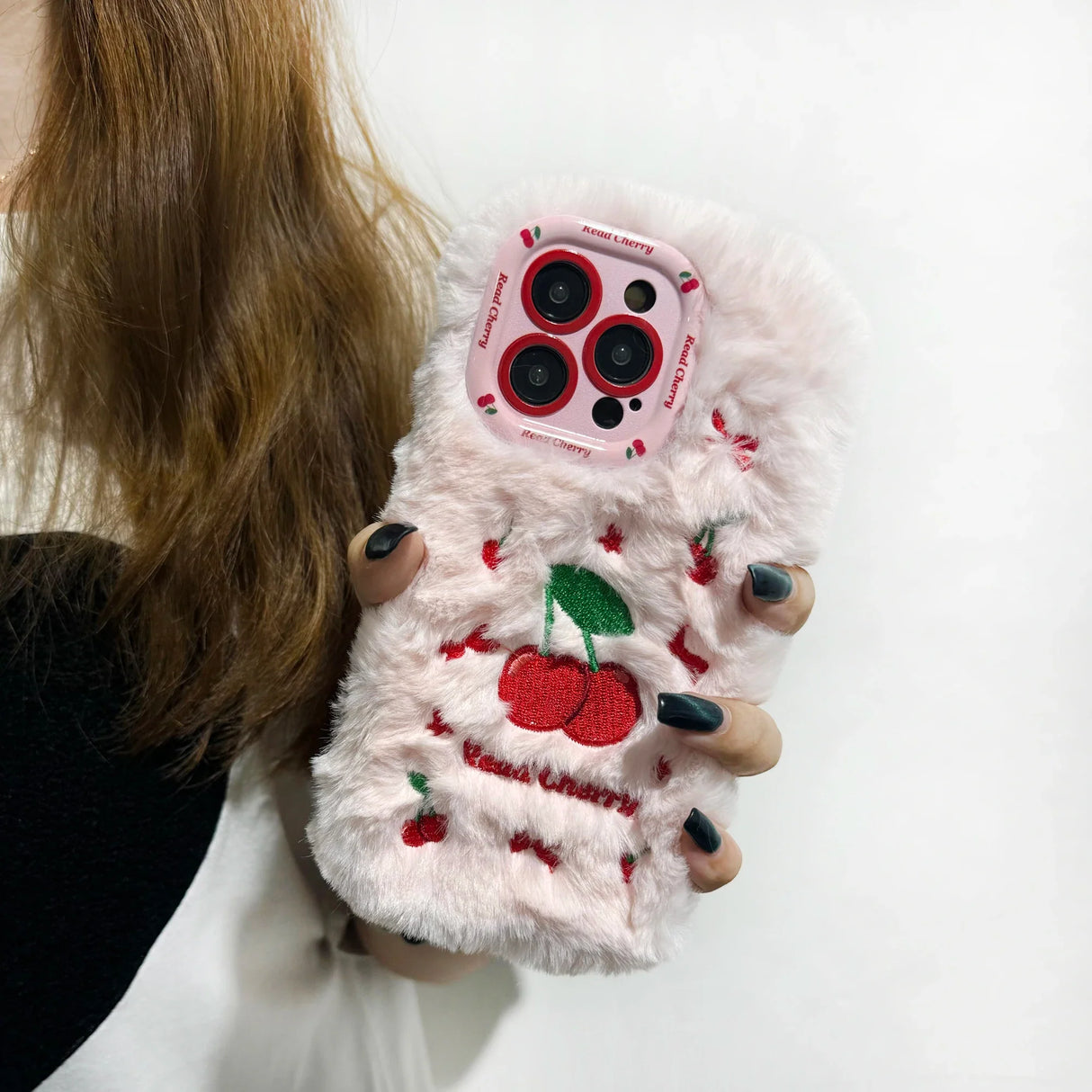 Nueva funda para teléfono de peluche de cereza para otoño e invierno, bonita y cálida.