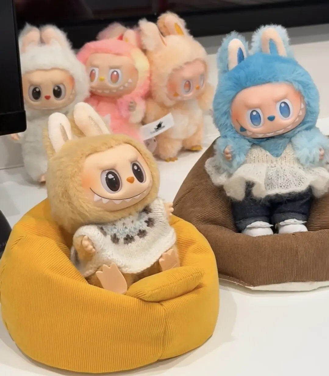 Vêtements de la série Big Into Energy de Labubu 3.0. Mini canapé paresseux de Labubu. Accessoires de Labubu.