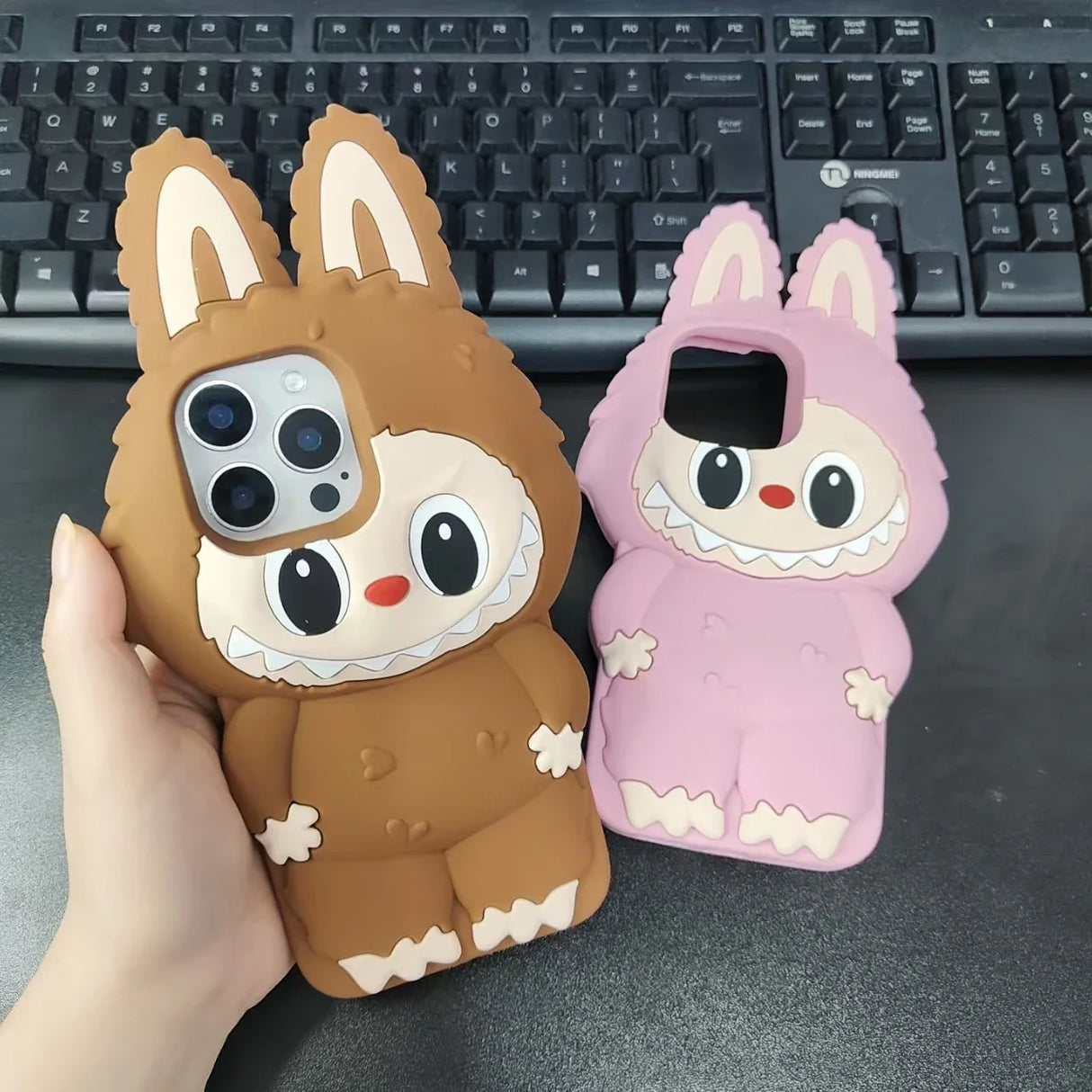 Funda de silicona suave con dibujos de monstruos lindos y soporte para teléfono