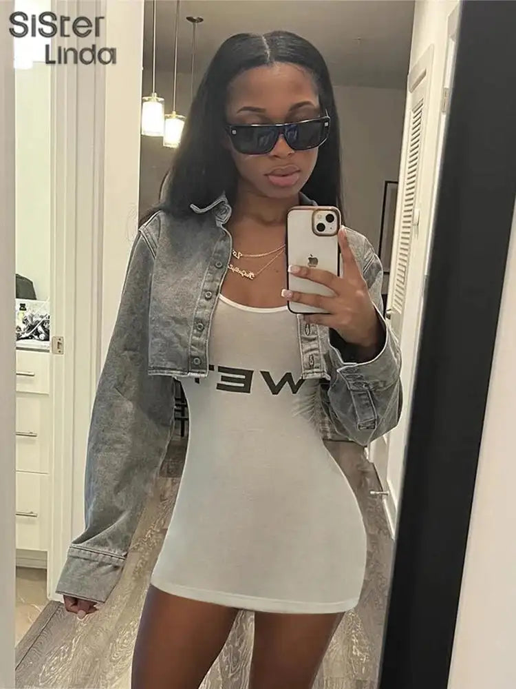 Mono corto informal auténtico para mujer, popular en verano de 2024, con tirantes, escote bajo y espalda descubierta, sin mangas, ideal para combinar con pantalones cortos.