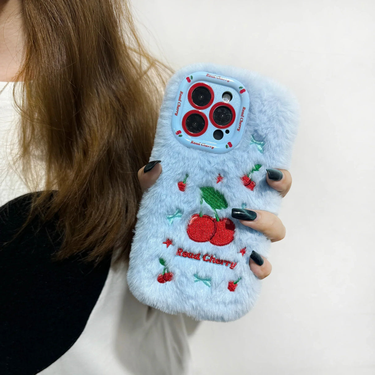 Nueva funda para teléfono de peluche de cereza para otoño e invierno, bonita y cálida.