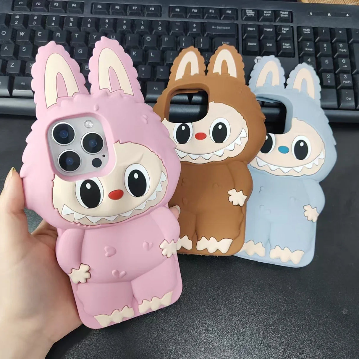 Funda de silicona suave con dibujos de monstruos lindos y soporte para teléfono