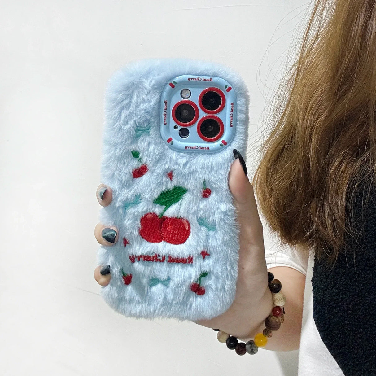 Nueva funda para teléfono de peluche de cereza para otoño e invierno, bonita y cálida.